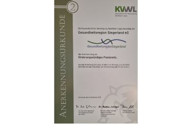 Die Urkunde bestätigt die Anerkennung der Gesundheitsregion Siegerland als förderungswürdiges Praxisnetz.