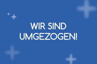 Die Grafik verkündet auf blauem Hintergrund, dass das Unternehmen umgezogen ist, mit dem Text „Wir sind umgezogen!“