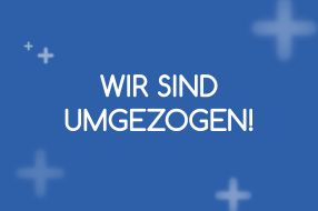 Die Grafik verkündet auf blauem Hintergrund, dass das Unternehmen umgezogen ist, mit dem Text „Wir sind umgezogen!“