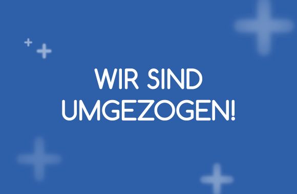 Die Grafik verkündet auf blauem Hintergrund, dass das Unternehmen umgezogen ist, mit dem Text „Wir sind umgezogen!“
