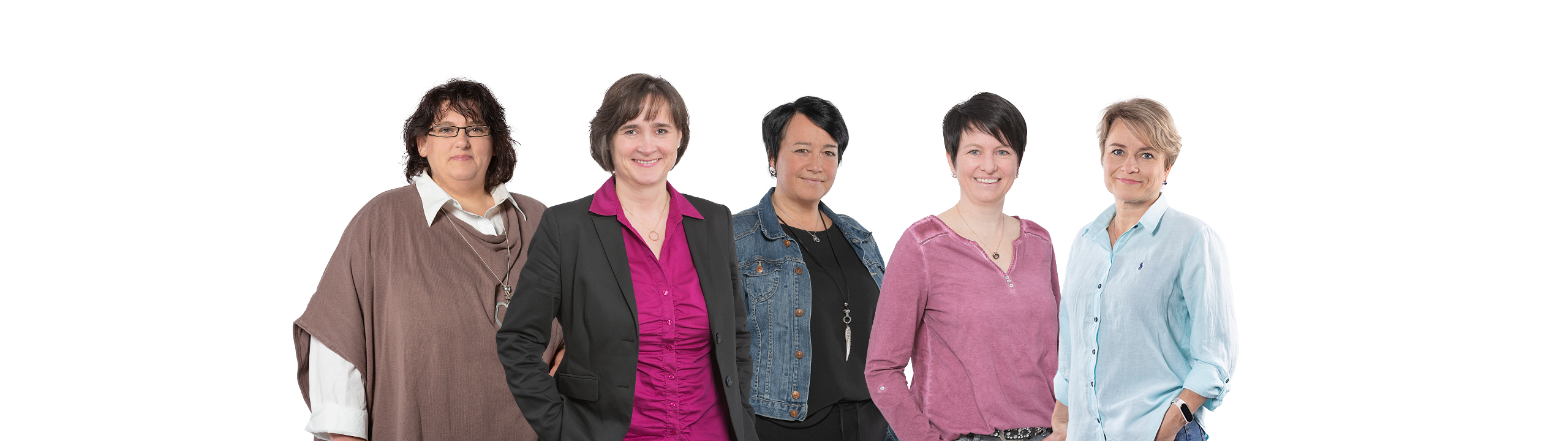 Das GRS-Team posiert lächelnd vor einem weißen Hintergrund.